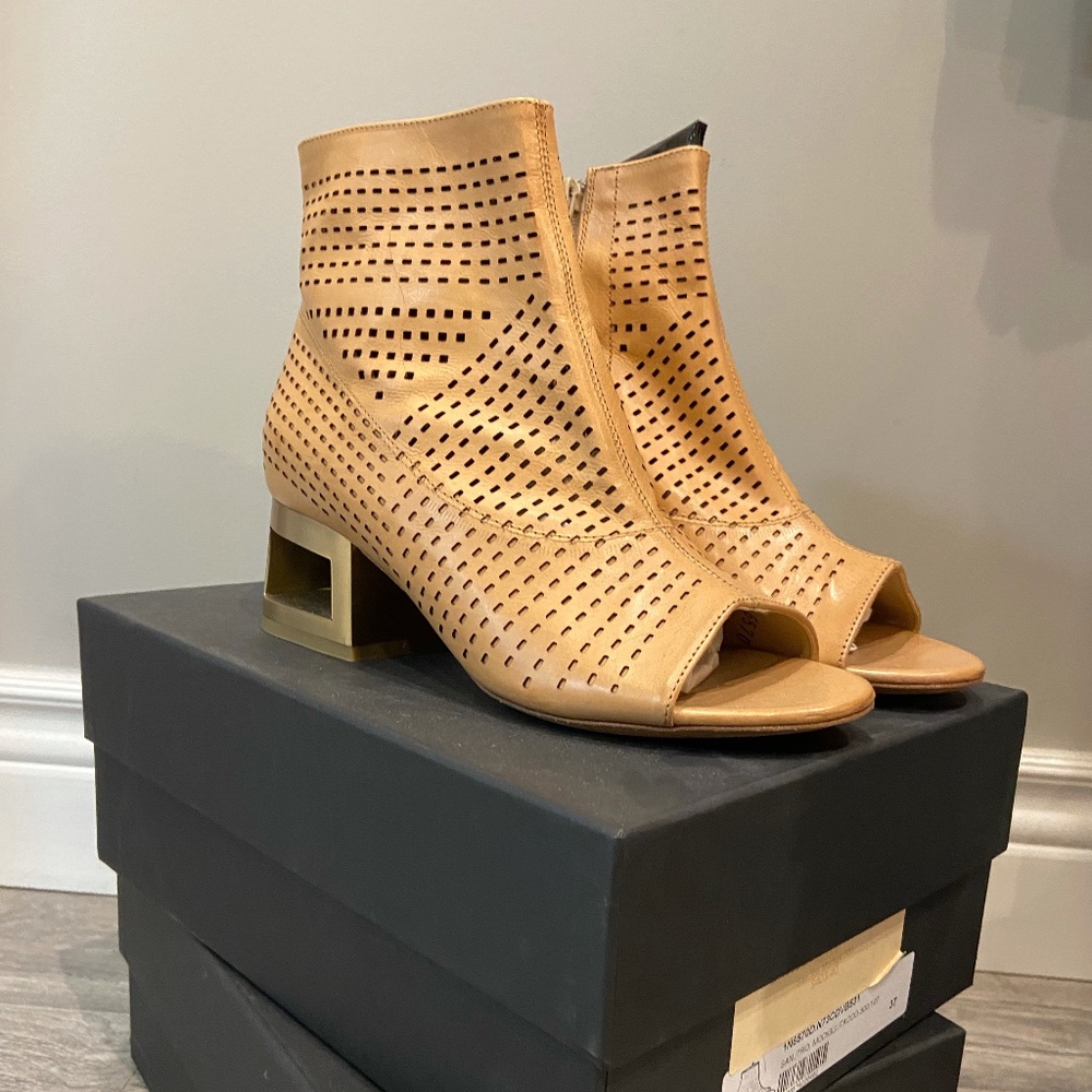 New in box, Vic Matie San Tro Modigli